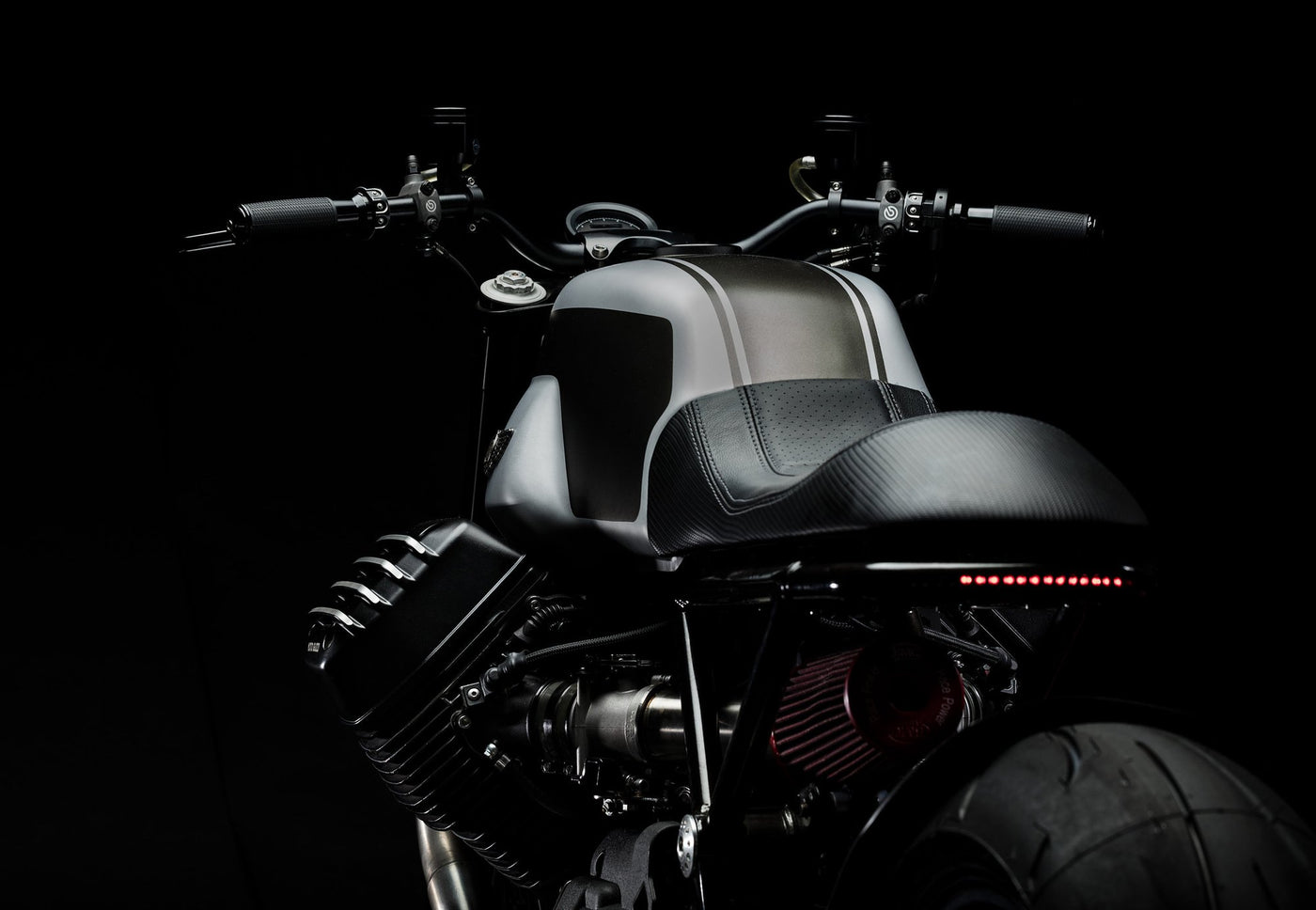 FEATURES & SWITCHGEAR: